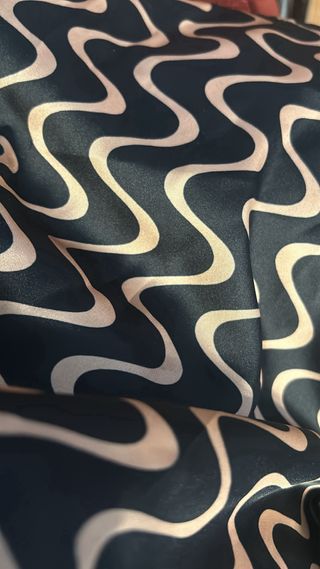 Blusa satinada ondas negro y dorado