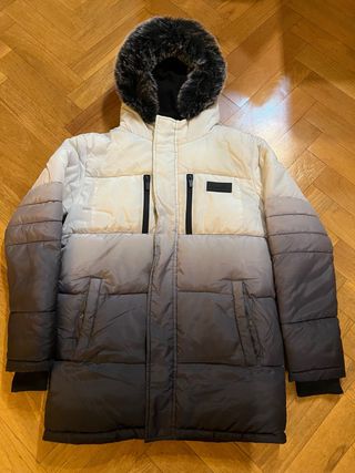 Abrigo acolchado con capucha y pelo