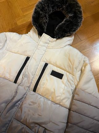 Abrigo acolchado con capucha y pelo