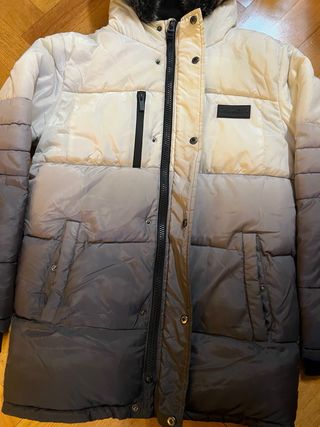 Abrigo acolchado con capucha y pelo