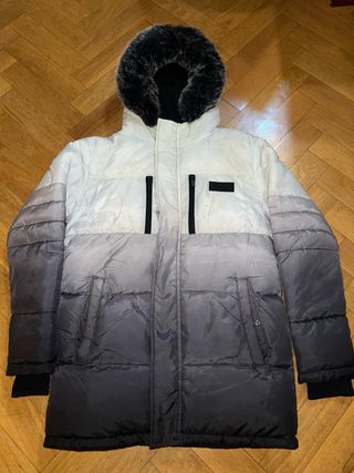 Abrigo acolchado con capucha y pelo