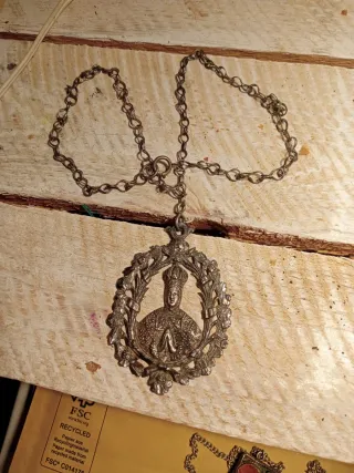 Collar antiguo con medallón plateado