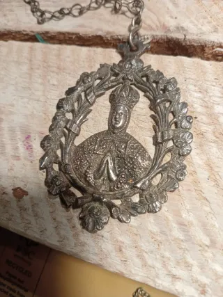 Collar antiguo con medallón plateado