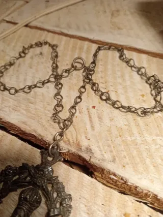 Collar antiguo con medallón plateado