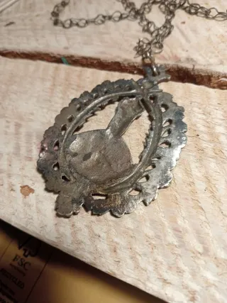 Collar antiguo con medallón plateado