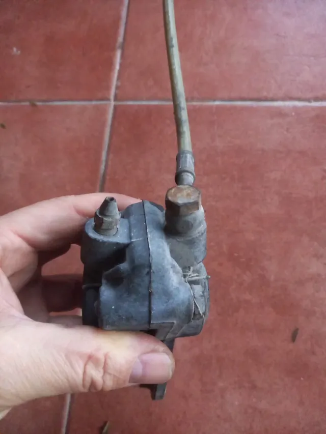 Pinza Freno AJP Trasera con Cable