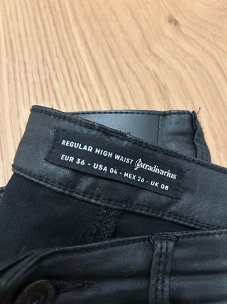 Pantalón Negro con efecto brillo