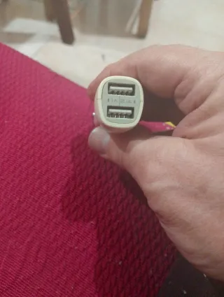 Adattatore per auto con doppia presa usb