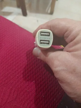 Adattatore per auto con doppia presa usb