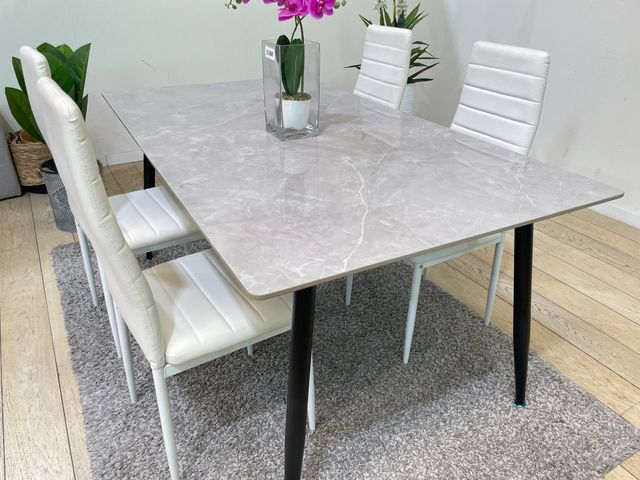 Conjunto de comedor con mesa de cristal templado efecto mármol y sillas en polipiel