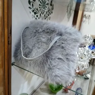 Bolso de pelo gris con perlas