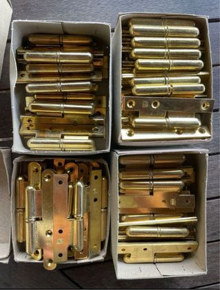 Bisagras doradas para puertas de madera