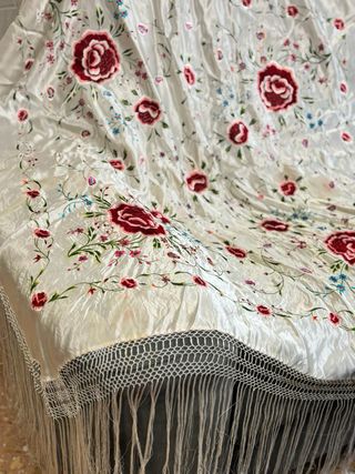 Mantón de Manila bordado a mano