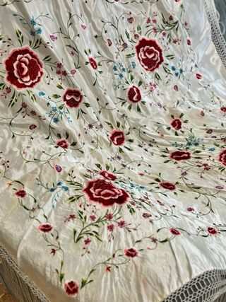 Mantón de Manila bordado a mano