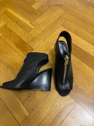 Sandalias Nine West cremallera negras