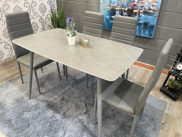 Mesa de comedor gris con 4 sillas acolchadas