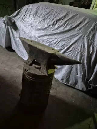 Yunque antiguo para forja, herrería, artesanía