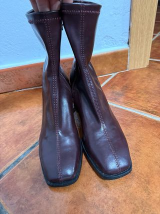 Botín Burdeos Elegante y Cómodo