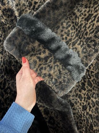 Pelliccia sintetica nera con collo animalier