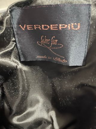 Pelliccia sintetica nera con collo animalier