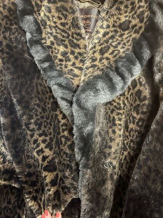 Pelliccia sintetica nera con collo animalier