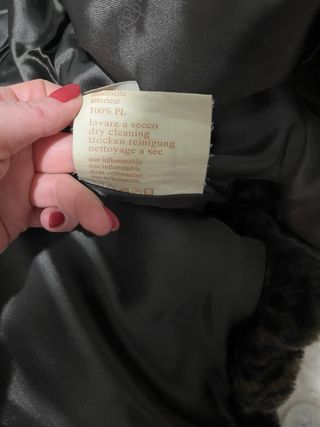 Pelliccia sintetica nera con collo animalier