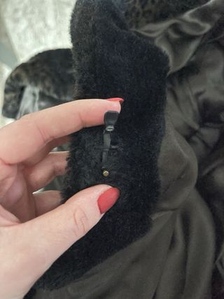 Pelliccia sintetica nera con collo animalier