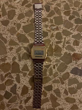 Reloj Digital Dorado y Plateado