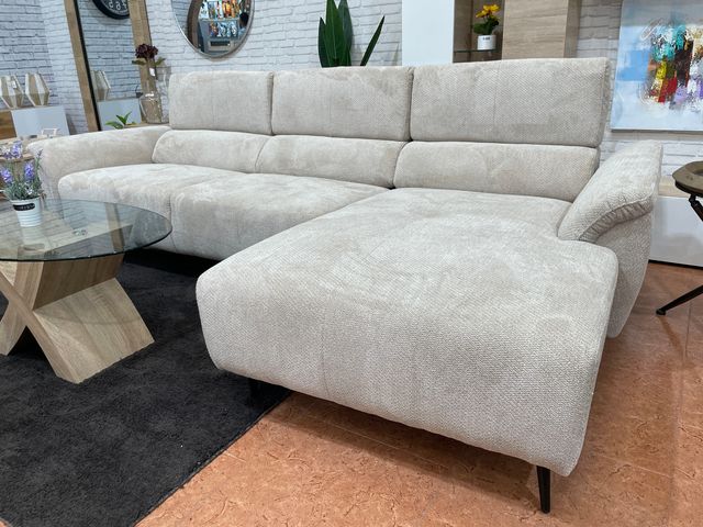 Sofá chaise longe con diseño actual y elegante