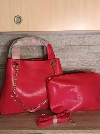 Bolso rojo con neceser