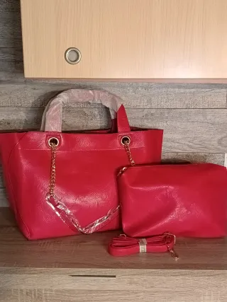 Bolso rojo con neceser