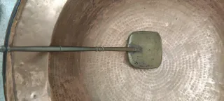 Brasero antiguo de cobre con pala de 50 cm diámetr