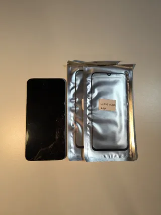 Schermo OLED Samsung Galaxy A40 con cristallo esterno rotto