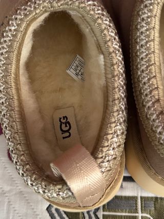 Zuecos tipo UGG Tazz con plataforma