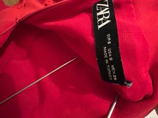 Mono rojo con botones dorados