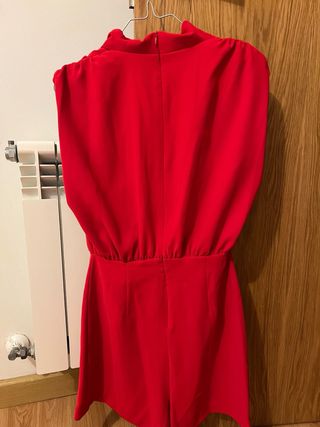 Mono rojo con botones dorados