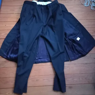 Traje de hombre azul oscuro rayas finas