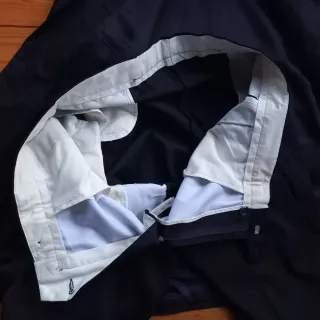Traje de hombre azul oscuro rayas finas