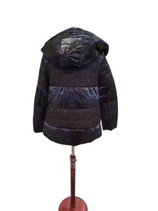 Chaqueta acolchada negra y plateada