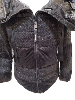 Chaqueta acolchada negra y plateada