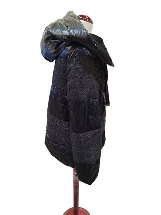 Chaqueta acolchada negra y plateada