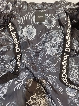 Chaqueta acolchada negra y plateada