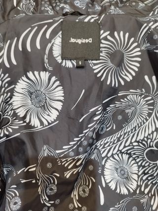 Chaqueta acolchada negra y plateada