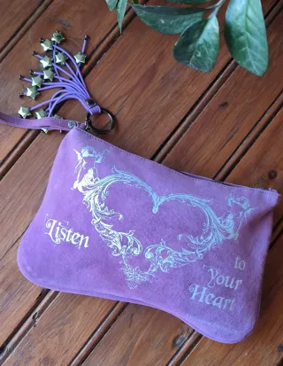 Neceser morado con corazón y estrellas