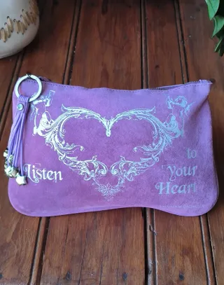 Neceser morado con corazón y estrellas