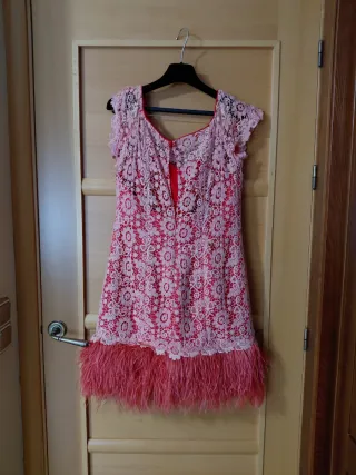 Vestido rosa encaje y plumas