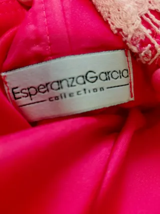 Vestido rosa encaje y plumas