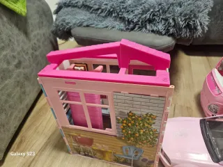 Casa de muñecas y coches Barbie