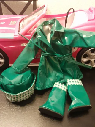 Nancy con patinete y coche descapotable.