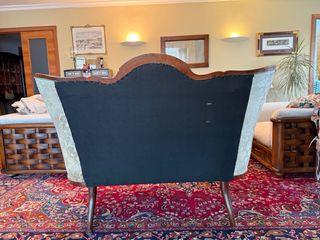 Sofá clásico madera y tela beige